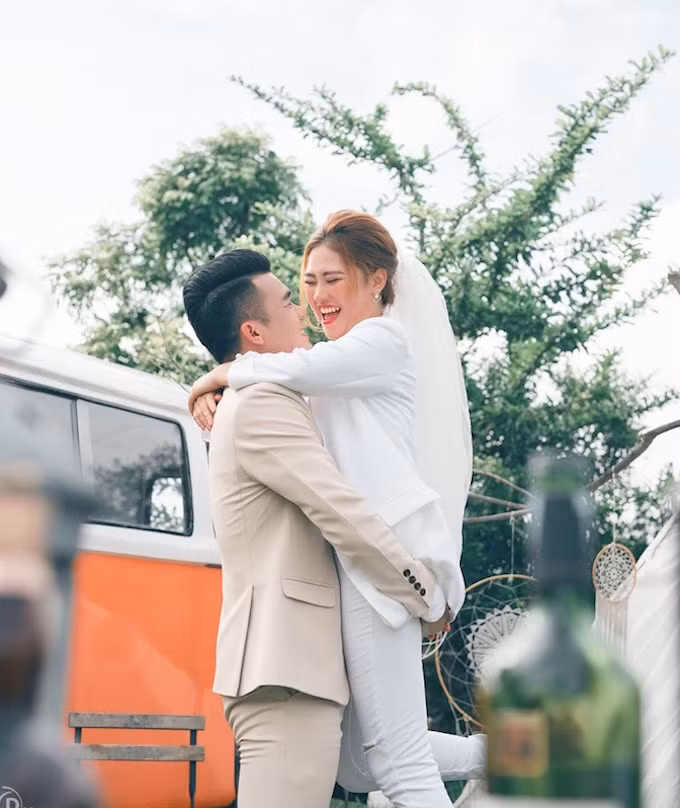 Chia sẻ về cuộc gặp gỡ định mệnh của mình, Ánh Nguyệt chia sẻ với độc giả rằng, cô là bạn học cùng với cầu thủ Võ Huy Toàn (SHB Đà Nẵng). Năm 2014, Huy Toàn được gọi vào đội Olympic Việt Nam, nên cô bạn này thường đến cổ vũ cho bạn. Tình cờ người đẹp Tây Nguyên này thấy tuyển thủ khoác áo số 7 có gương mặt lạnh lùng và nhìn cũng hay hay, nên bảo Huy Toàn cho facebook để chủ động làm quen.