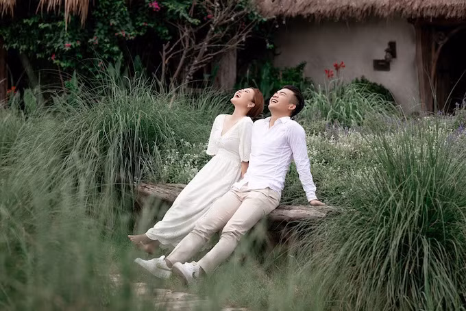 Được biết, Ánh Nguyệt là con gái duy nhất, nên lúc biết Hoàng Thịnh ở tận ngoài Nghệ An lại càng không muốn con lấy chồng xứ xa. Nhưng vì tình yêu với chàng trai của ĐTQG Việt Nam, "bông hoa núi rừng" vẫn một lòng một dạ để xin phép mẹ cha được về cùng một nhà.