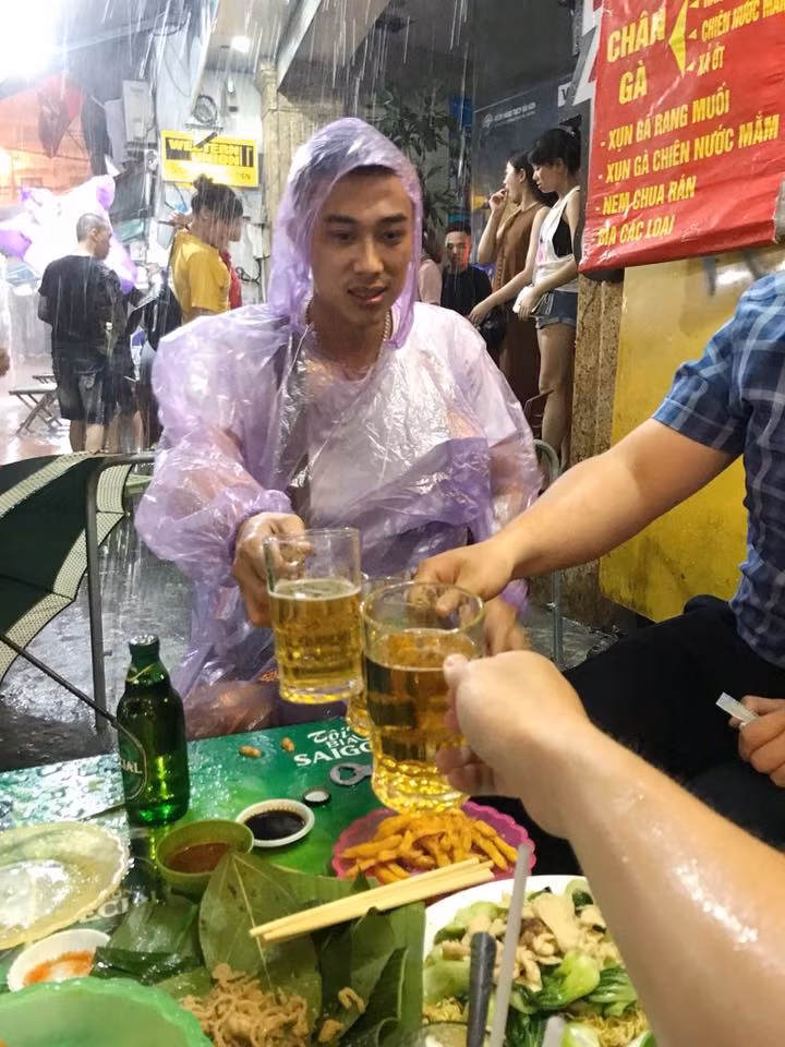 Mặc áo mưa nhậu thì có sao?