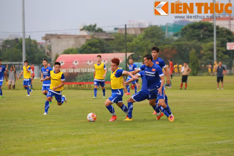 Phi Sơn đối đầu với hậu vệ cao to là Chí Công.