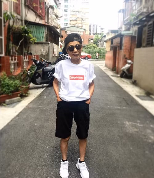 Mũ lưỡi trai, áo thun, giày thể thao sneaker hay quần jeans rách chính là phong thái thời gian thường thấy của cụ bà 88 tuổi này khiến các cô gái 20 tuổi phải chạy dài.