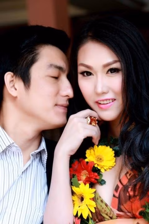 Nữ hoàng dao kéo đã đăng ký kết hôn cùng chàng "phi công trẻ" Bảo Duy kém cô 2 tuổi. Ngay khi mới bắt đầu công khai tình yêu, Phi Thanh Vân đã liên tục khoe hình Bảo Duy trên trang cá nhân và dành cho anh những cử chỉ, lời khen ngợi ngọt ngào.