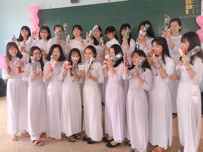 Được biết, các nam sinh tâm lý này đến từ lớp 11 trường THPT Tân Phú - Đồng Nai. Những món quà 8/3, rất tiện dụng như son 3CE, gấu bông, case điện thoại xinh xắn. Ngoài những món quà bốc được, mỗi bạn nữ còn được tặng riêng một đóa hoa hồng.
