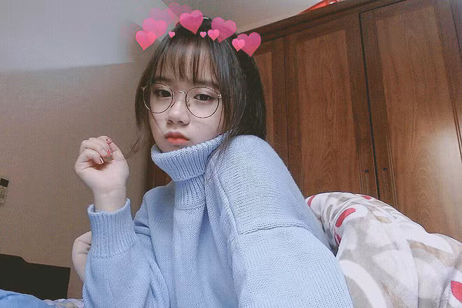 Sở hữu gương mặt xinh đẹp như búp bê, đôi môi chúm chím, mái tóc dài tạo kiểu điệu đà và điểm cộng là cặp kính thời trang, Kiều Trang đẹp lung linh qua từng bức ảnh tự sướng được đăng tải trên trang cá nhân Instagram.