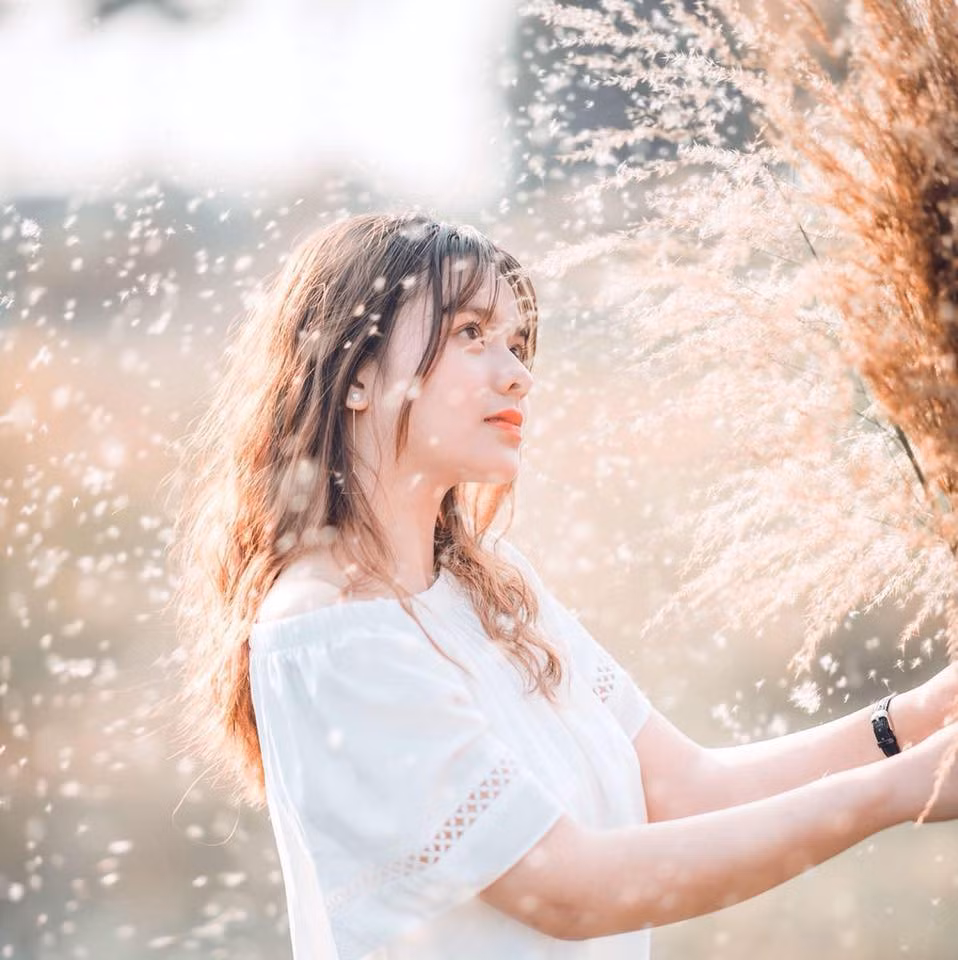 Chia sẻ về những lần bị nhầm lẫn với Tây do ngoại hình của mình, Hồng Yến chia sẻ: "Việc bị cho là con lai là điều em gặp thường xuyên. Buồn cười nhất là kỉ niệm em đi du lịch cùng gia đình. Các chị dọn phòng tưởng em là người nước ngoài nên chào hỏi bằng tiếng Anh nhưng sau thấy em nói tiếng Việt sõi quá nên các chị hỏi lại em là người Việt hay nước ngoài".