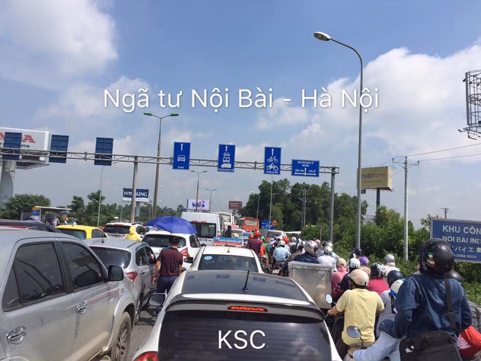Trước đó trong sáng ngày nghỉ lễ Quốc khánh đầu tiên, các cửa ngõ ra ngoại thành Hà Nội cũng đã xảy ra tình trạng tắc nghẽn. Do dòng người về quê cùng đi chơi khá nhiều nên tình trạng giao thông khá phức tạp.