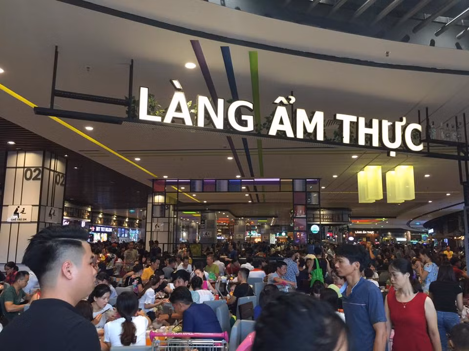 Còn tại Hà Nội, một số bạn trẻ không đi phượt đã chọn cho mình điểm đến là những trung tâm thương mại để xả hơi với gia đình. Hình ảnh được ghi lại tại trung tâm thương mại Nhật Bản AEON Mall sáng ngày 2/9.