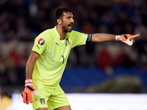 Gianluigi Buffon chẳng thể hy vọng thủ môn của CLB Juventus có thể giữ vững phong độ tại World Cup 2018 hoặc Euro 2020. Cho nên Euro 2016 là cơ hội để anh có thể hoàn tất sự nghiệp đầy vinh quang của mình sau chức vô địch World Cup 2006.