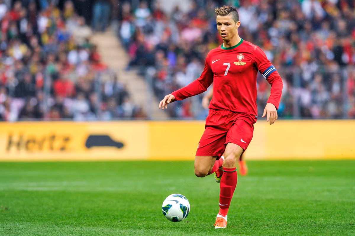 Premier League, La Liga, Champions League, Giày vàng, Quả bóng vàng…đều nằm trong bộ sưu tập của Cris Ronaldo. Thế nhưng trong màu áo tuyển Bồ Đào Nha, thành tích của anh chỉ là con số 0. Sau thế hệ vàng của Luis Figo hay Rui Costa thì giờ đây mọi hy vọng đều đặt lên vai của Ronaldo.