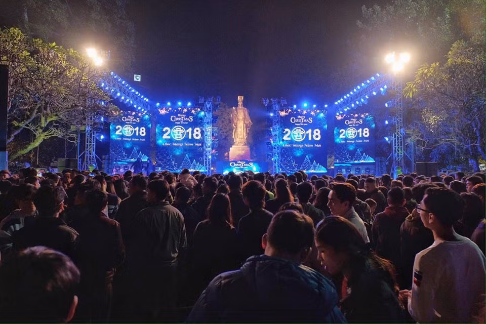 Chứng kiến cảnh đông đúc xếp hàng chờ đi vệ sinh đêm Noel, dân tình mạng được dịp bình luận. Nickname Quân Anh chia sẻ: "Điểm vui chơi không có nhiều nên người dân thường đổ về phố đi bộ Hồ Gươm và việc "bế tắc khâu giải quyết" trong dịp này bình thường. Chính tôi cũng từng đứng 30 phút mới tới lượt đi vệ sinh Tết âm lịch vừa rồi đây".