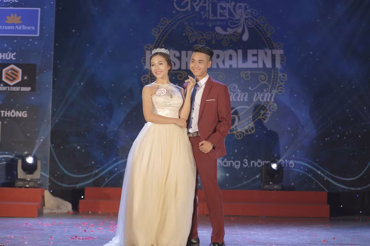 Trong không khí sôi nổi của sự cổ vũ, hò reo nhiệt tình, các thí sinh đã tự tin thể hiện tài năng, sự duyên dáng cũng như bản lĩnh của mình