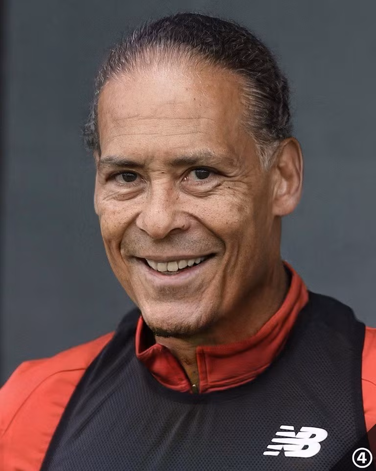 Trung vệ Virgil Van Dijk của Liverpool vẫn giữ được nụ cười tươi lắm dù đã ngoài 70.