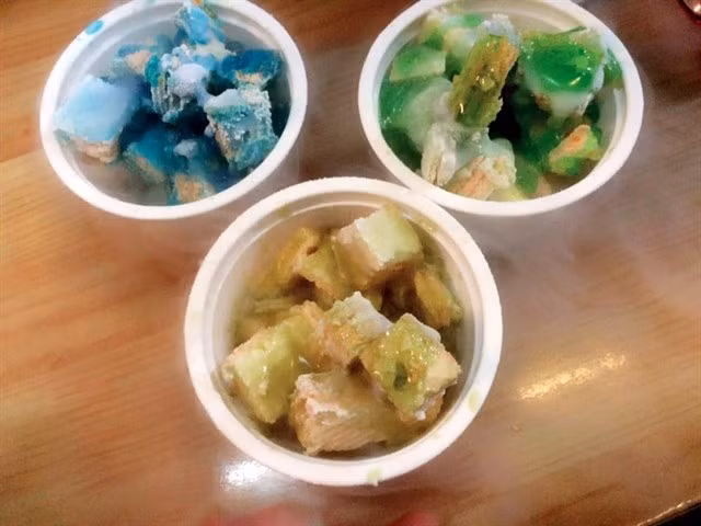 Cô gặp phải hiện tượng khó thở, đau bụng dữ dội và được đưa đến bệnh viện sau đó để cấp cứu với chẩn đoán bị thủng dạ dày.