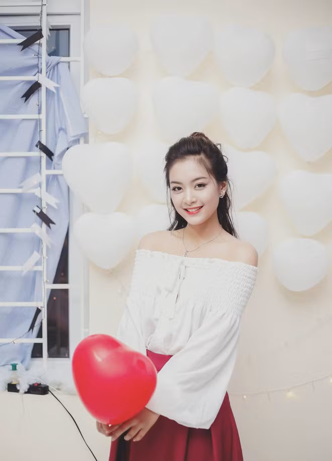 Không chỉ xinh đẹp trong chiếc áo dài trắng đồng phục, Tố Anh còn nổi bật chẳng kém qua những bức ảnh đời thường trên trang cá nhân của mình. Bởi vậy, không ngẫu nhiên cư dân mạng truyền tai nhau rằng "người đã xinh thì lúc nào cũng tỏa sáng".