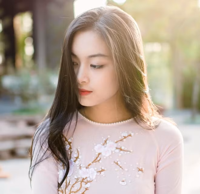 Theo tìm hiểu, mặc dù sở hữu vẻ đẹp chẳng thua kém gì các cô nàng đình đám mạng xã hội nhưng Tố Anh lại chưa bao giờ góp mặt tại các cuộc thi hoa khôi của trường. Cô bạn chỉ thi thoảng có mặt trong một số hoạt động văn nghệ.