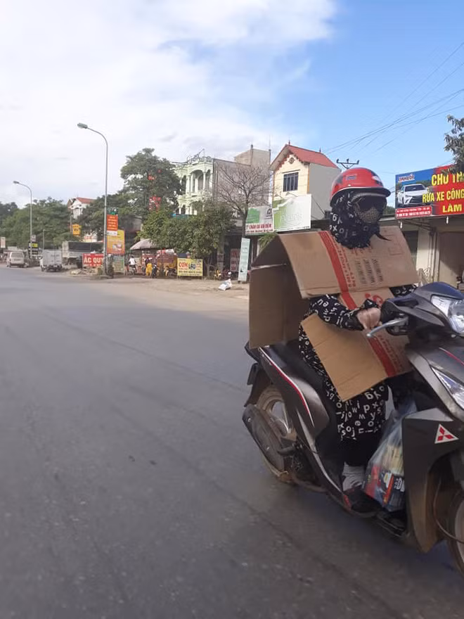 Trên một trang fanpage lớn trên mạng xã hội Facebook, các dân mạng đã chia sẻ về những bức ảnh một người phụ nữ đã sử dụng những tấm bìa cát-tông để làm dụng cụ chống nắng cho mình khi ra đường.
