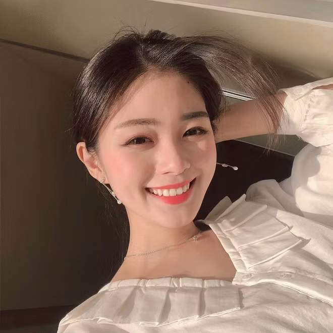 Những hình ảnh của Yeon Sun sau khi được đăng lên một trang cộng đồng đã nhanh chóng thu hút hàng ngàn lượt like share. Ai cũng xuýt xoa khen thiếu nữ Hàn với gương mặt rất sáng này.