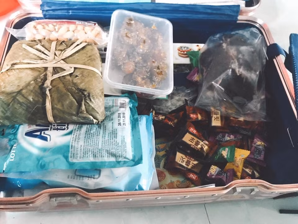 Bánh chưng, bánh kẹo để cùng mấy đứa bạn trong phòng khai xuân là điều mà các bạn sinh viên sẽ thực hiện khi hội họp đầy đủ.