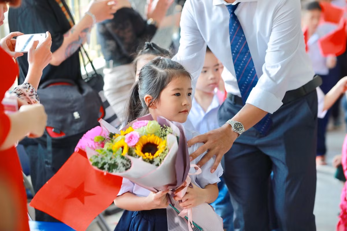 Tuy nhiên, dù không được như nhiều trẻ em bình thường khác, cảm nhận đầu tiên trong buổi lễ khai giảng của trường PTCS Xã Đàn đó là một thứ đều rất chỉnh chu từ các thầy cô giáo cho tới những bạn học sinh.