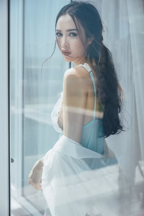 Trong trang phục mỏng manh nhưng vẫn khá kín đáo, Vũ Ngọc Anh vừa khoe được những đường cong của cơ thể mà vẫn không đến nỗi gây phản cảm.
