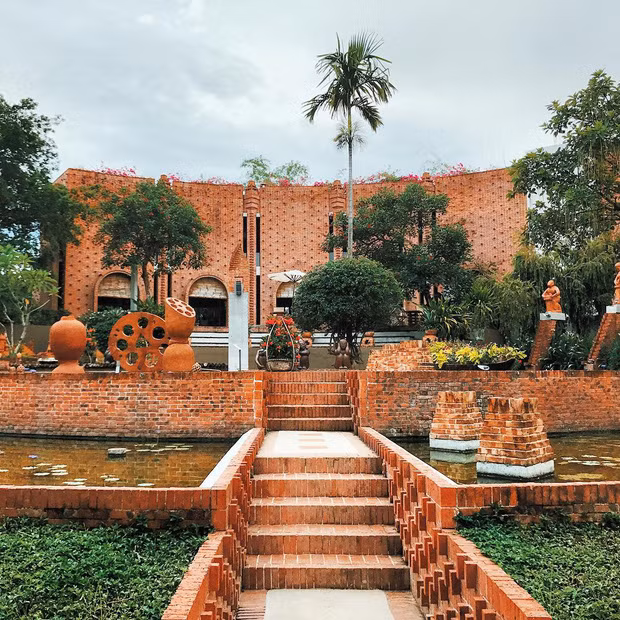 Đến Hội An, các bạn trẻ chỉ chăm chăm tới phố cổ, làng rau Trà Quế chứ ít ai biết rằng, "thương cảng cổ" này còn có một địa chỉ mới toanh và vô cùng hoành tráng dành cho những bạn trẻ yêu kiến trúc và thích thú với ngói gốm.