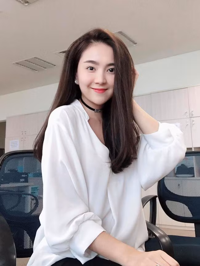 Sau khi tốt nghiệp đại học, Mai Ngọc đầu quân cho đài truyền hình Việt Nam VTV. Với ngoại hình nổi bật chiều cao 1m72 cùng khả năng dẫn dắt lưu loát, cô được nhà đài "ưu ái" để làm BTV và dẫn dắt: Bản tin thời tiết, Chuyển động 24h....
