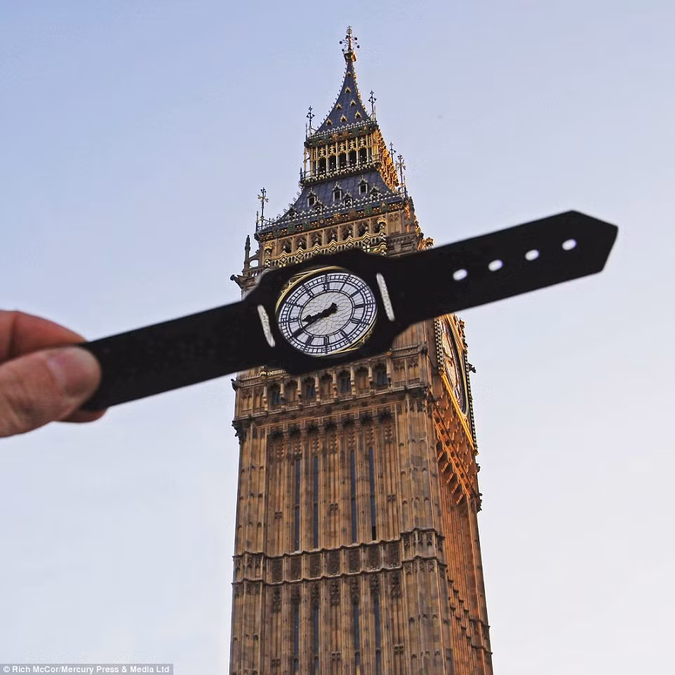 Tác phẩm đầu tiên của Rich McCor là tháp đồng hồ Big Ben khi biến nơi đây trở thành chiếc đồng hồ đeo tay.