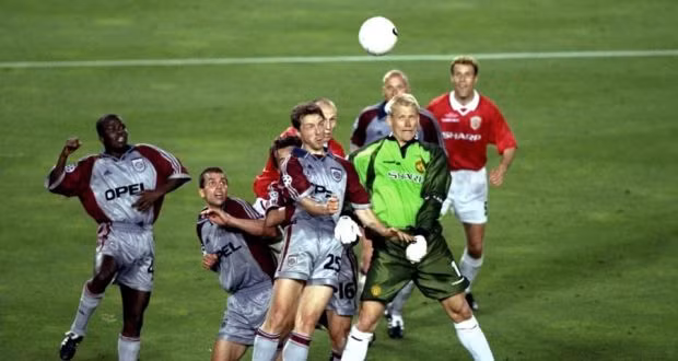 Man United 2-1 Bayern Munich, chung kết Champions League 1999. Trong một đêm hè náo nhiệt tại Nou Camp, Barcelona, Basler của Bayern Munich ghi bàn thắng từ chấm đá phạt giúp Bayern vươn lên dẫn trước trong hiệp 1.