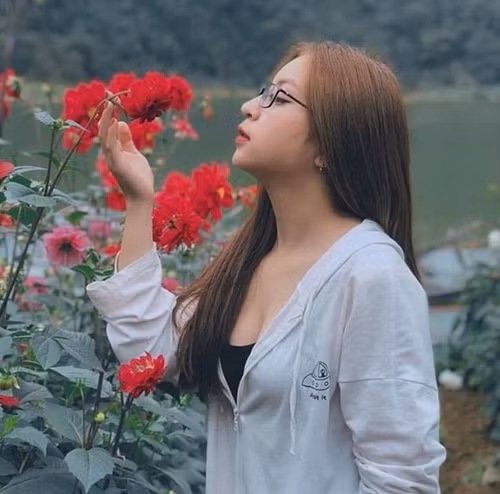 Trước đó, cô nàng bị chỉ trích dữ dội vì mặc áo hở ngực phản cảm khi đi chùa. Đã vậy còn vô tư chụp ảnh "sống ảo" và đăng lên Facebook.