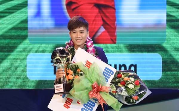 Trong lễ trao giải Quả bóng vàng Việt Nam vừa qua, Tuyết Dung đã xuất sắc vượt qua hai đàn chị Kiều Trinh (151 điểm) và Minh Nguyệt (129 điểm) để giành “Quả bóng Vàng VN 2014” với 223 điểm.