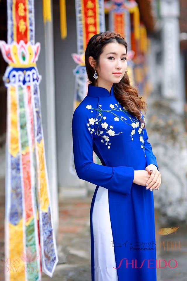 Những cô gái của trường Ngoại giao thướt tha trong tà áo dài truyền thống đẹp dịu hiền và thuần chất Việt Nam.