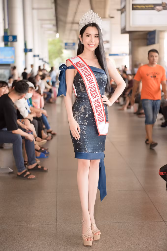 Tuy nhiên, Huỳnh Vy cũng tự "phá cách" chính mình với hình ảnh mạnh mẽ, cá tính và có phần gợi cảm khi xuất hiện tại event hay các show chụp ảnh thời trang.