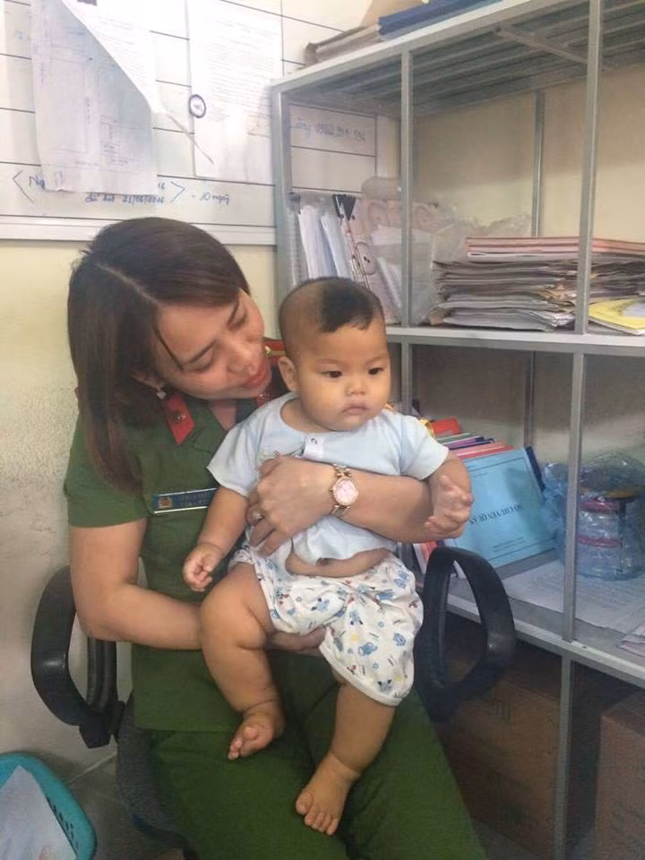 Theo thông tin mới được cập nhật, sáng 7/10 tại công an phường Mỹ Đình 2, một người đàn ông xưng là bố của cháu từ Thái Nguyên để nhận nhưng vì anh này không mang đủ giấy tờ chứng minh là bố đẻ nên CA phường Mỹ Đình 2 hướng dẫn bổ sung theo đúng trình tự pháp luật.