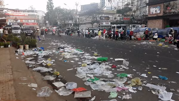 Bên cạnh đó, những hình ảnh tại Đà Lạt tràn ngập rác.