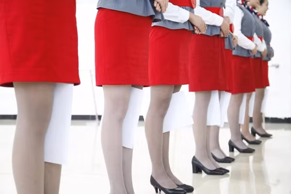 Để có dáng đứng thẳng, đẹp đúng tiêu chuẩn, những cô tiếp viên hàng không xứ Trung phải kẹp một tờ giấy A4 vào giữa chân và luyện tập trong thời gian dài.