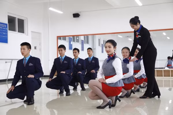 Chỉ cần thực hiện sai động tác, lập tức các học viên sẽ được điều chỉnh để họ luôn có một thần thái và tác phong chuẩn mực hàng không Trung Quốc.