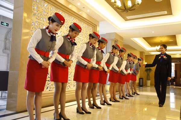Sau khi trải qua thời gian tập luyện với những bài học cơ bản, các tiếp viên hàng không Trung Quốc tương lai sẽ phải bước vào cuộc thi khắc nghiệt. Được xem là một ngành hấp dẫn với mức thu nhập cao, mỗi năm, nghề tiếp viên hàng không thu hút hàng nghìn thiếu nữ đăng ký thi tuyển ở Trung Quốc.