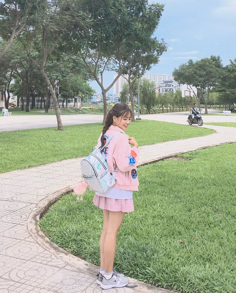Trong bộ phim mới nhất của mình, An Vy vào vai Hải My – cô nữ sinh ngây thơ, có vẻ đẹp thuần khiết, sống trong gia đình giàu có nhưng rất tốt bụng và dễ gần. Hoàn cảnh của Hải My cũng khá trớ trêu khi phải sống chung với người cha Dượng và cô chị Lan Hương (con riêng của cha Dượng). Tuy nhiên, cô luôn luôn quý mến cha Dượng và đặc biệt yêu thương cô chị khó gần – Lan Hương.