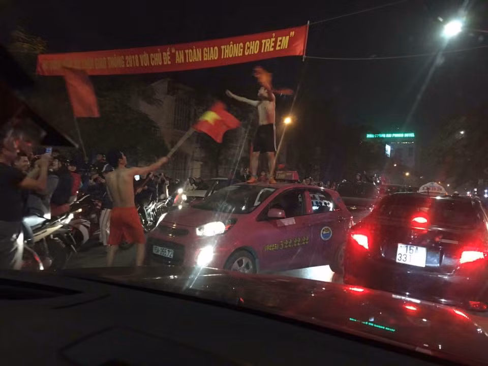 Thanh niên quá khích trèo lên nóc xe ô tô đang di chuyển được ghi lại tại TP Hải Phòng.
