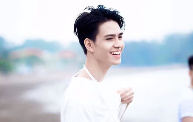 Sau khi bất ngờ nổi tiếng, Gia Huy cho biết bản thân cảm thấy khá bất ngờ vì hình ảnh mình lại được nhiều người quan tâm đến vậy. Hình ảnh được ghi lại trong buổi chụp hình kỷ yếu trước khi tốt nghiệp cấp 3 của lớp Gia Huy cách đây gần nửa tháng.