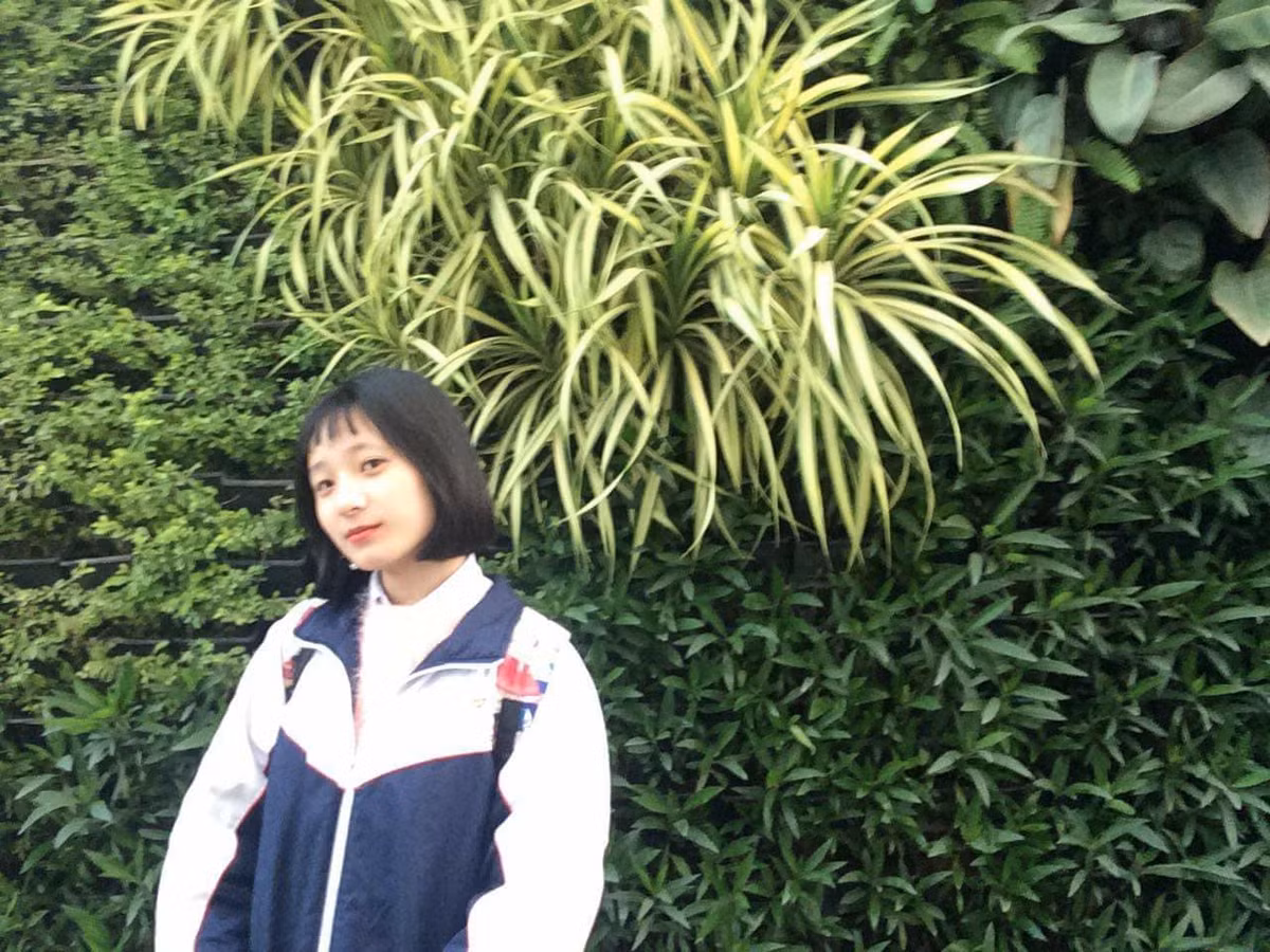 Biểu cảm như sắp khóc đến nơi của Trà My khiến dân mạng vừa đồng cảm vừa thương. Là con gái, chắc có lẽ ai cũng hiểu được cái cảm giác của nữ sinh 10X này nhưng chỉ biết gửi những lời động viên, an ủi.