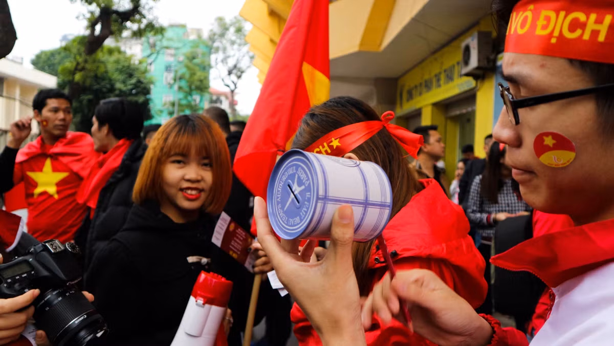 Dụng cụ cổ vũ U23 Việt Nam được các bạn trẻ chế tạo rất sáng tạo.