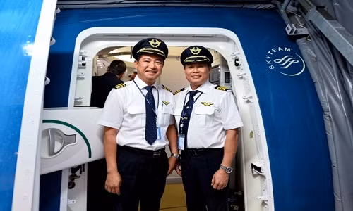 Luong phi cong, tiep vien Vietnam Airlines khung co nao?