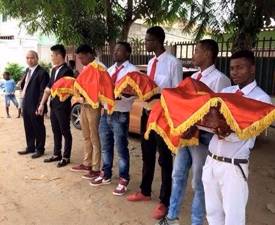 Được biết, lễ ăn hỏi độc đáo này là của chú rể Cát Văn Huỳnh và cô dâu Nguyễn Thị Thanh Dung, cả hai đều định cư Angola, châu Phi. Vì muốn tạo nên vẻ độc đáo cho ngày đáng nhớ của mình nên cặp đôi trên đã nhờ những người bạn bản địa đỡ tráp cho mình.