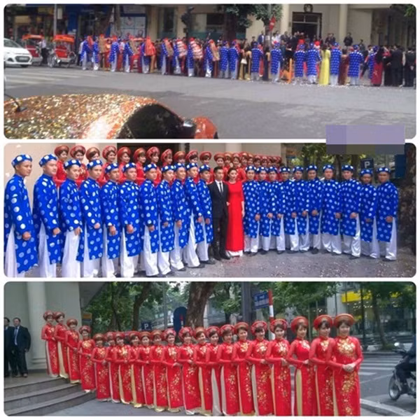 Nếu xét về độ khủng của đám hỏi thì chắc hẳn các cư dân mạng còn nhớ tới lễ ăn hỏi tại Hàng Vôi (Hà Nội) với 42 nam thanh nữ tú tới bưng lễ. Dàn bê tráp khủng đã khiến gần như ai đi qua đều phải đứng lại ngắm nhìn và tỏ ra vô cùng ngưỡng mộ.