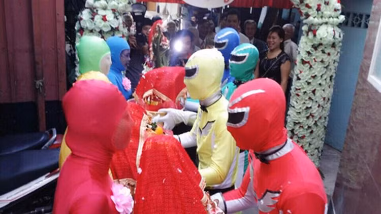 Đội hình bê tráp siêu nhân trên ngoài việc bưng đồ lễ còn tạo ra những hành động vui nhộn, làm khuấy động không khí đường phố.