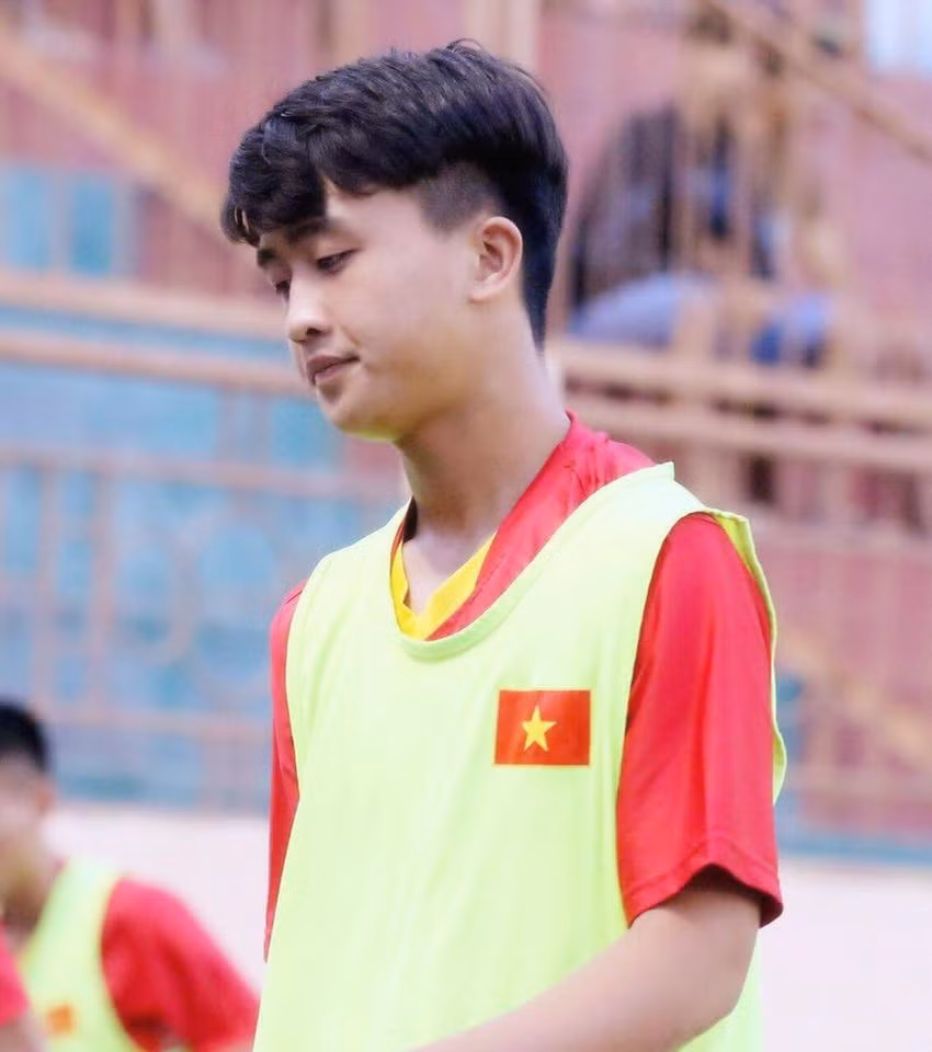 Năm ngoái sau khi toả sáng tại giải U19 quốc gia với khả năng đánh hơi vị trí nhạy cảm và di chuyển thông minh, Trần Danh Trung nhận được rất nhiều kì vọng và hứa hẹn sẽ trở thành một tiền đạo ngôi sao trong tương lai.