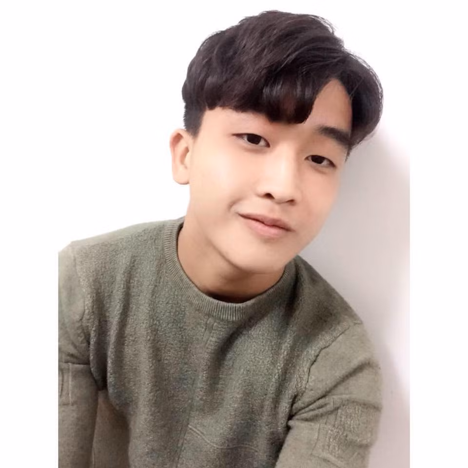 Sau khi hai đồng đội là Tiến Dũng và Trọng Đại nhận được sự chú ý cùng với thành công của U23 Việt Nam, Danh Trung cũng được rất nhiều fan nữ đưa vào tầm ngắm vì vẻ ngoài điển trai, dễ mến.