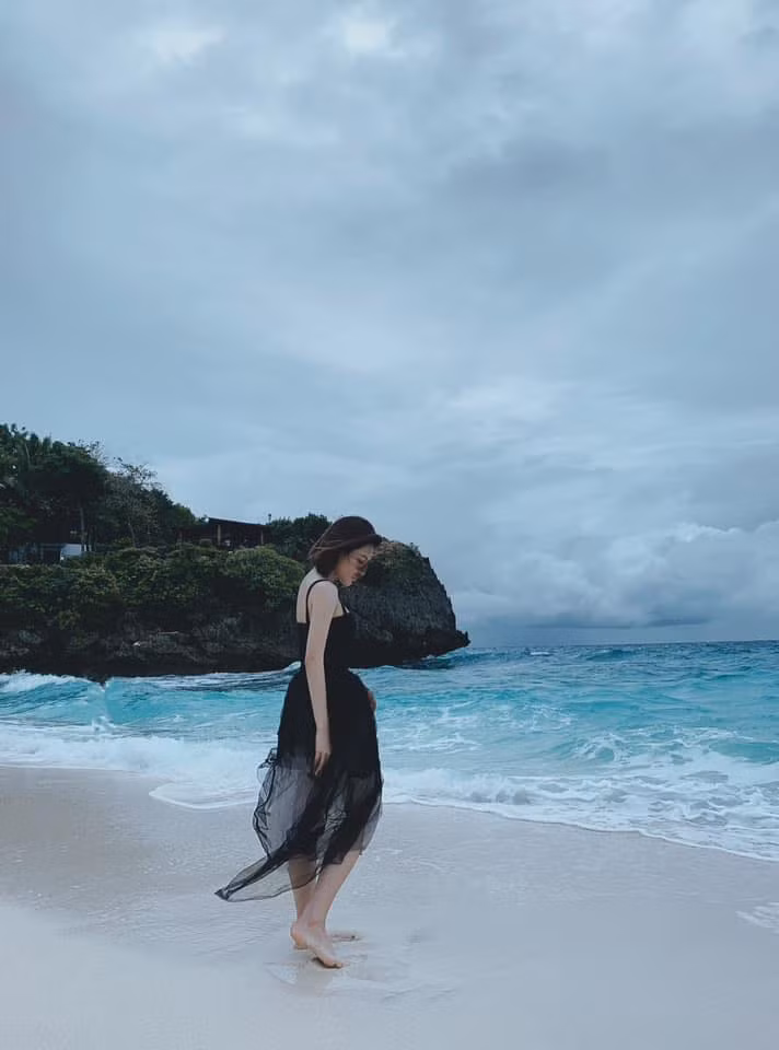 Giải đáp thắc mắc về câu hỏi này, Trâm Anh cho biết, cô hiện đang làm song song 2 công việc là MC và marketing cho thẩm mỹ viện. Thế nên, hot girl 9X không chỉ dẫn chương trình mà còn phải "take care" phần quay phim, chụp ảnh cho các khách hàng đến sử dụng dịch vụ.