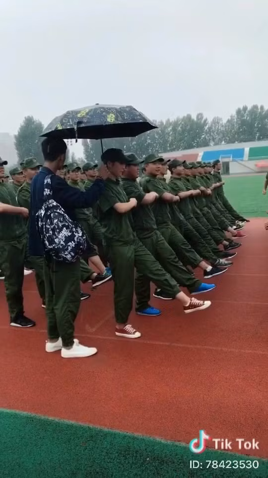 Trên cộng đồng mạng không thiếu những soái ca đẹp trai, ăn mặc bảnh bao nhưng hiếm có thấy, "vị thần" nào dám xả thân vì bạn gái như chàng nam sinh Trung Quốc trong clip mới đây được cộng đồng mạng chia sẻ.